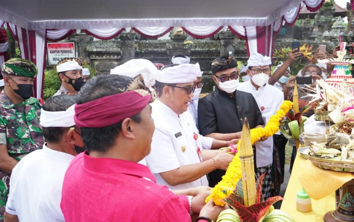 podiumnews.com-Warga Biaung Gotorg-Royong Bangun Patung Catur Muka